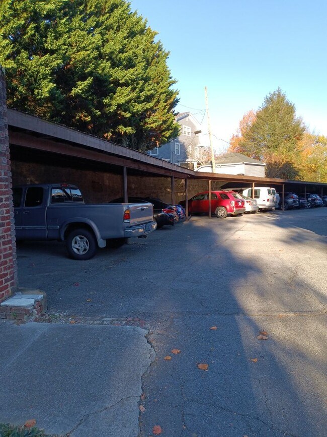Building Photo - 2 Bedroom / 1.5 Bath Condo  Johnson City, TN
