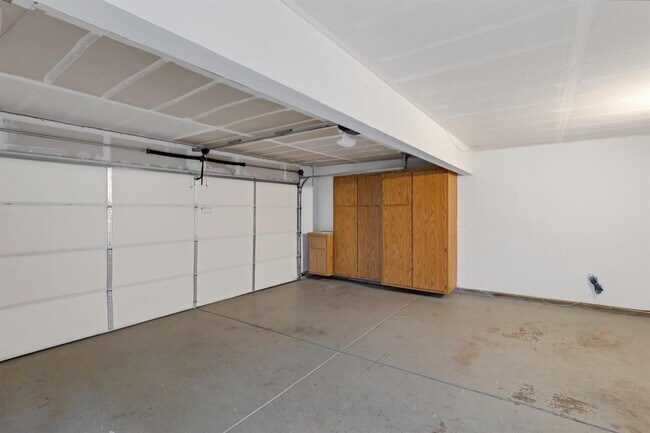 Building Photo - 408 Hansen Cir