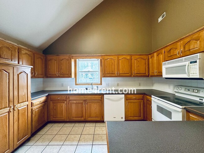 Building Photo - Spacious Four Bedroom Home in KCMO w/ Bran...