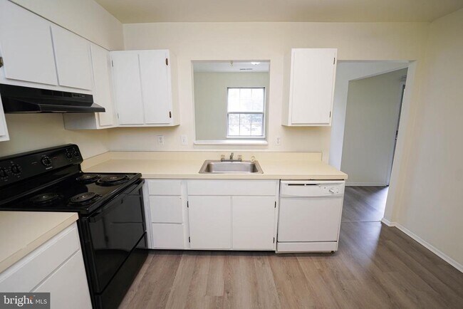 Building Photo - 802 College Ln