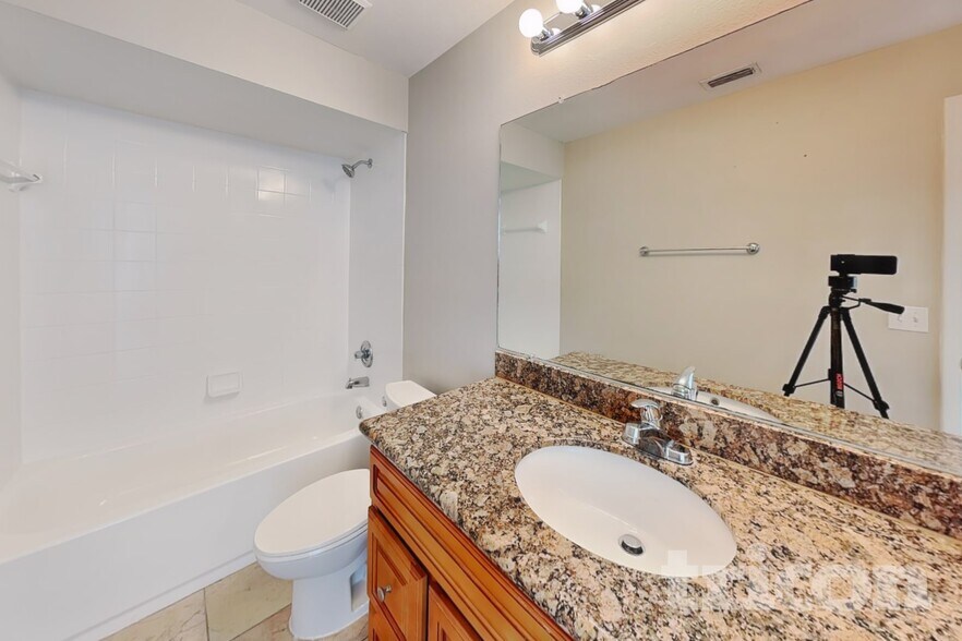 Building Photo - 1020 Red Oak Cir