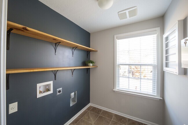 Building Photo - 7311 San Vista Dr