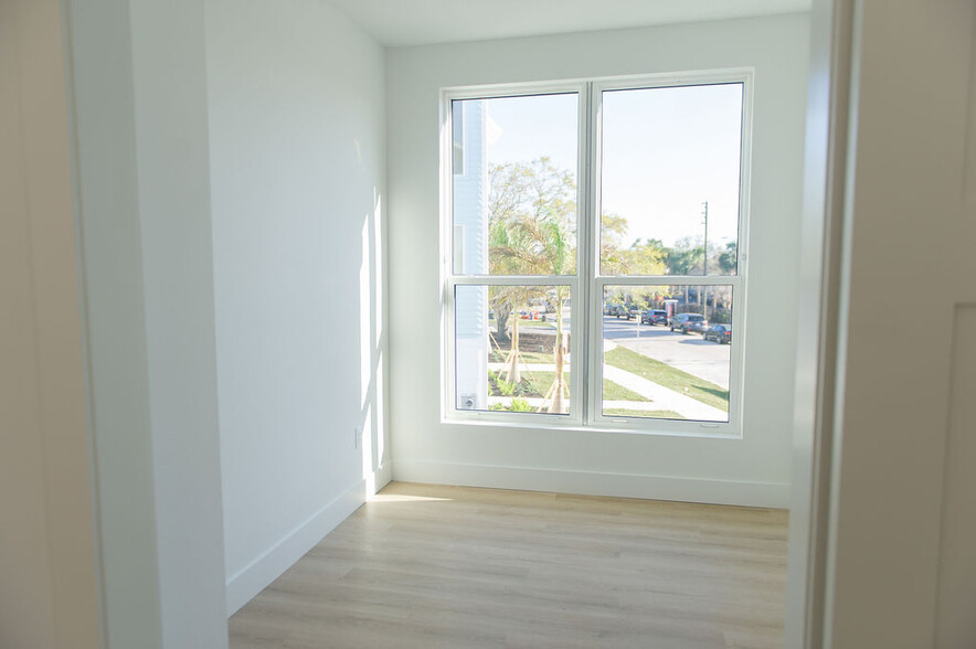 Building Photo - 3820 Pompano Dr SE