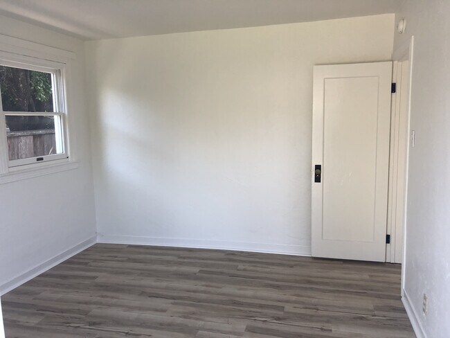 Building Photo - 402 Dufour St