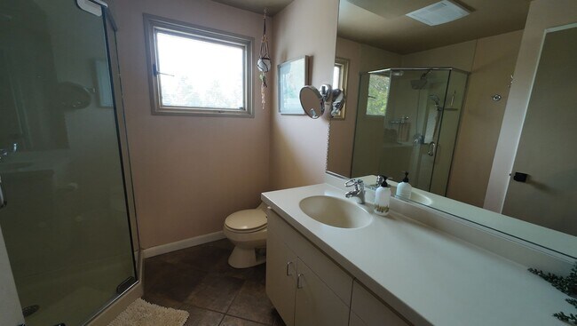 Building Photo - Beautifully remodeled 3 bedroom, 2 bathroom single family in South Nashua