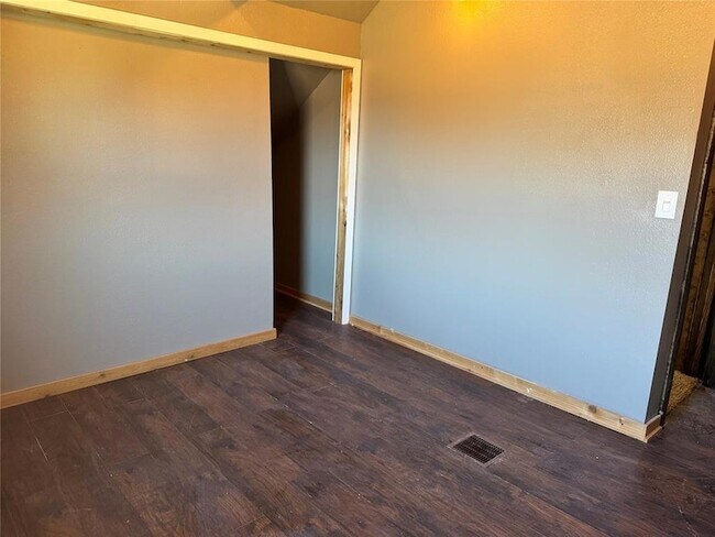 Building Photo - 353112 E 860 Rd