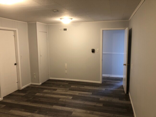 Building Photo - 235 Woodlawn Dr