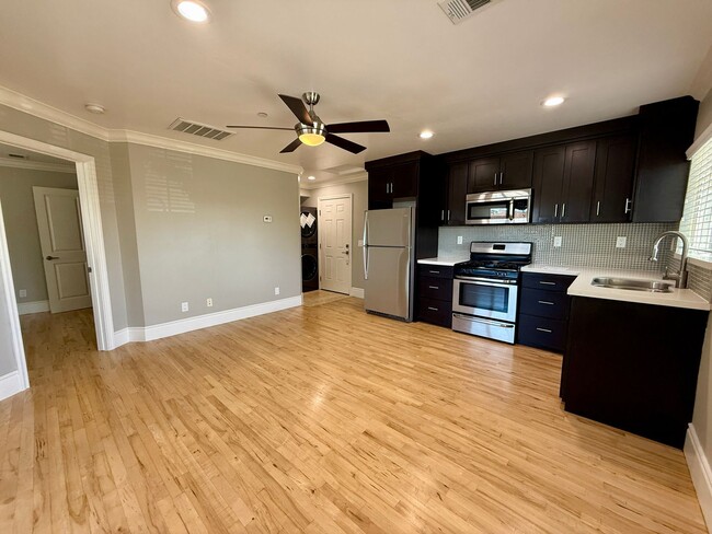 Primary Photo - UPSTAIRS UNIT! Washer&Dryer! Assigned Park...