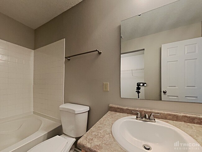 Building Photo - 2376 Bridlewood Dr