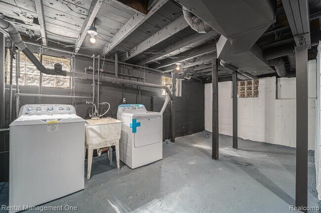 Building Photo - 575 E Drayton St