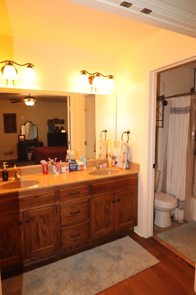Building Photo - Spacious Home for Rent!