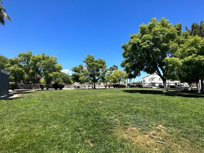 Building Photo - Adorable 3 bedroom Las Vegas Nv condo