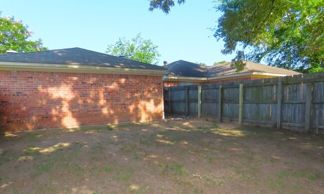 Building Photo - South Tyler! Spacious 3 Bedroom, 2 Bath Du...