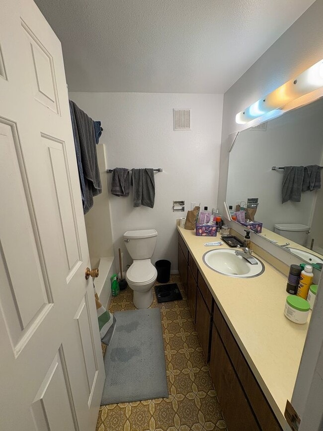 Building Photo - 2 Bed 2 bath off Durston Rd