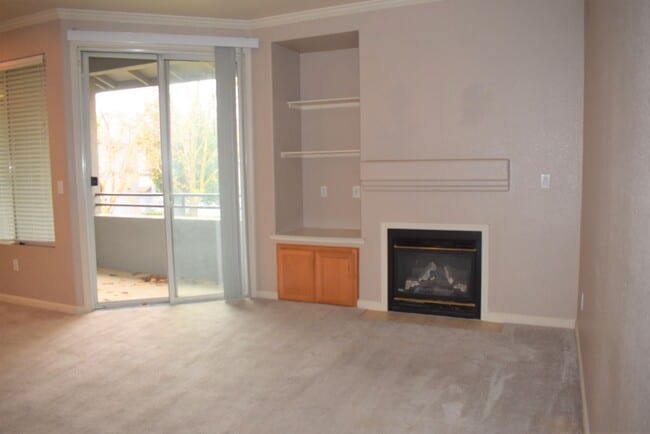 Building Photo - 5201 Laguna Oaks Dr