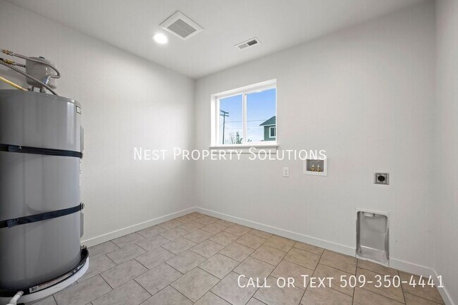 Building Photo - 215 W 1st St