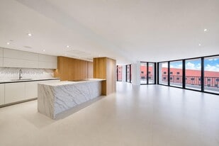 Building Photo - 1581 Brickell Ave