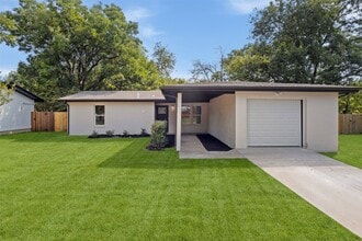 Building Photo - 2818 Holiday Dr