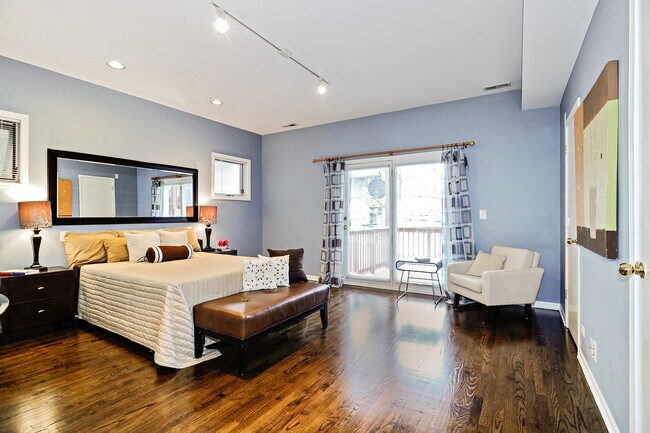 Master Suite - 3328 N Sheffield Ave