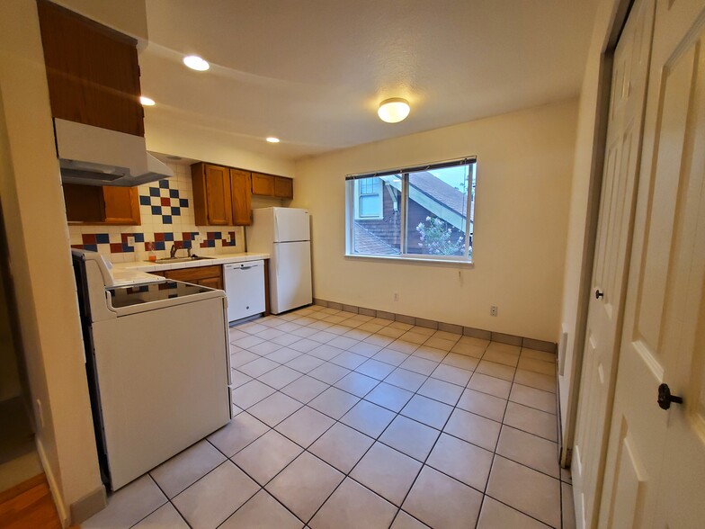 Building Photo - 3757 SE Milwaukie Ave