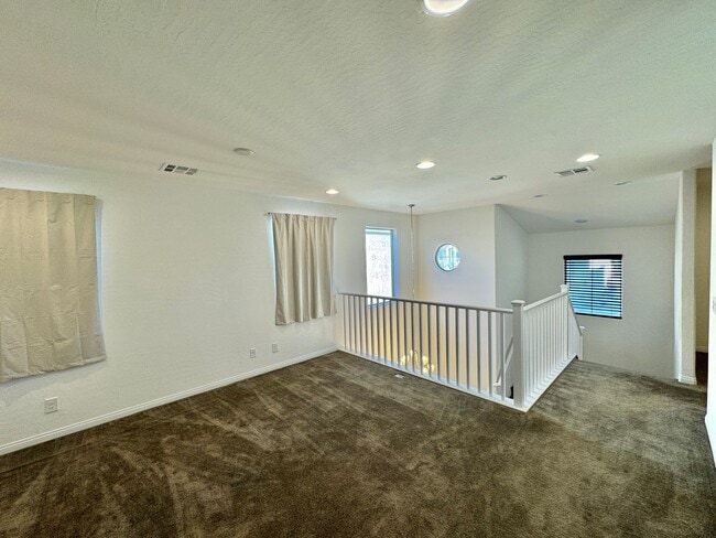 Building Photo - Newer Home with Gated Community Single Fam...