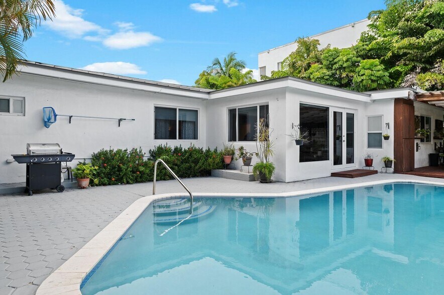 Building Photo - 3551 E Glencoe St