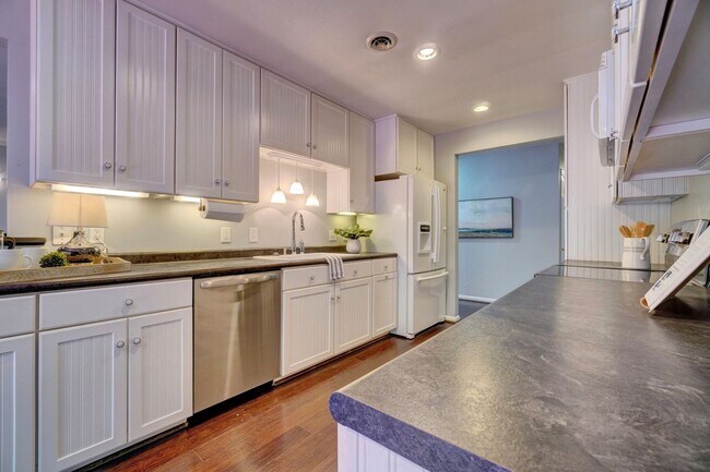 Building Photo - Fabulous 4-Bedroom Great Neck Home Ready 0...