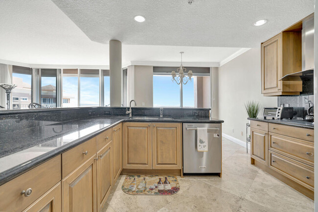 Building Photo - 700 Ocean Royale Way