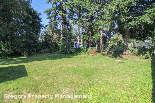 Building Photo - Charming updated 3-Bed/1-Bath Rambler on q...