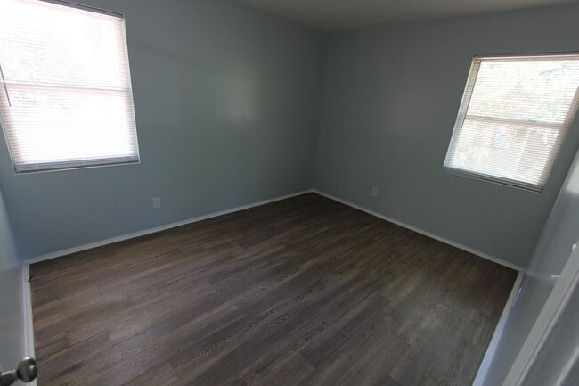 Building Photo - 2071 Fernwood Cir