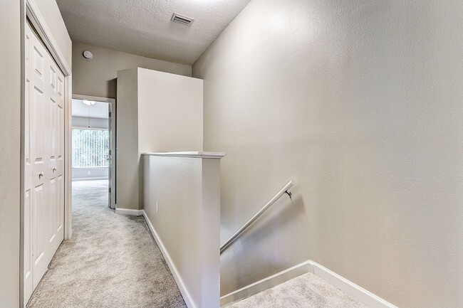 Building Photo - Spacious New Tampa 2 Bedroom, 2.5 Bath Tow...