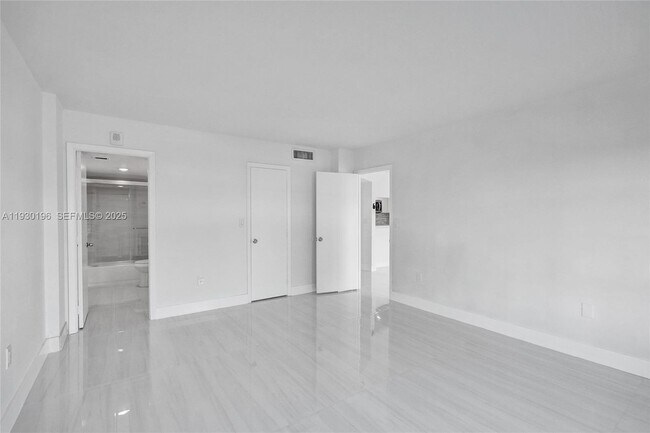 Building Photo - 4164 Inverrary Dr