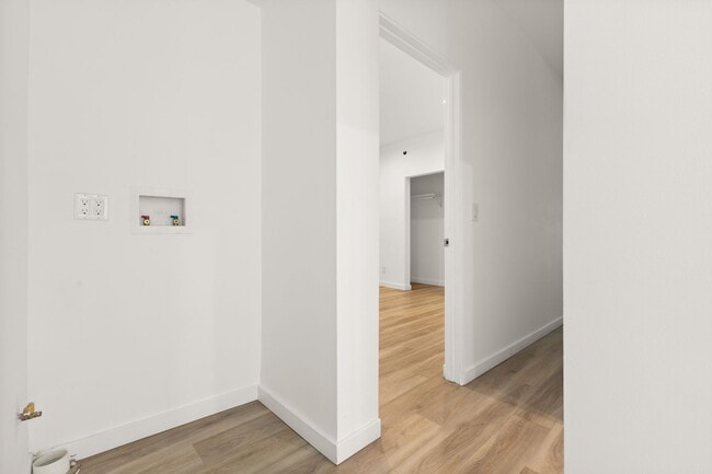 Building Photo - This spacious 1 bedroom, 1 bathroom apartm...