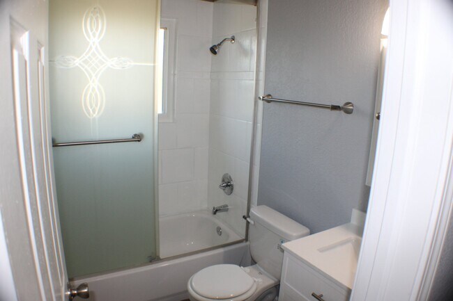Building Photo - 2080 Poteae Cir