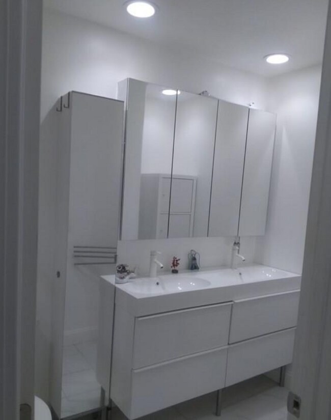 Building Photo - 10 Weston Ave