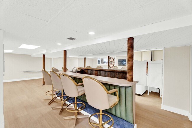 Building Photo - 3BD | 3BTH - NEWLY RENOVATED - ON SYLVAN LAKE