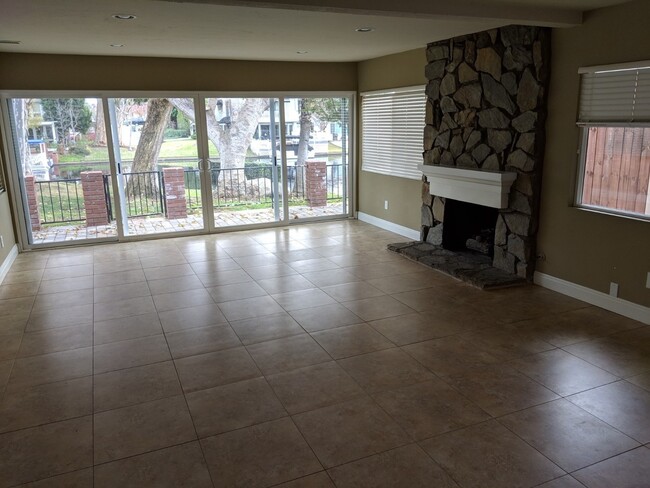 Building Photo - Beautiful 5 bedroom 2.5 bathroom sitting r...
