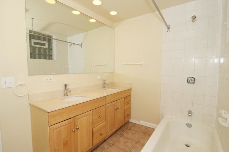 Building Photo - 3216 N Racine Ave