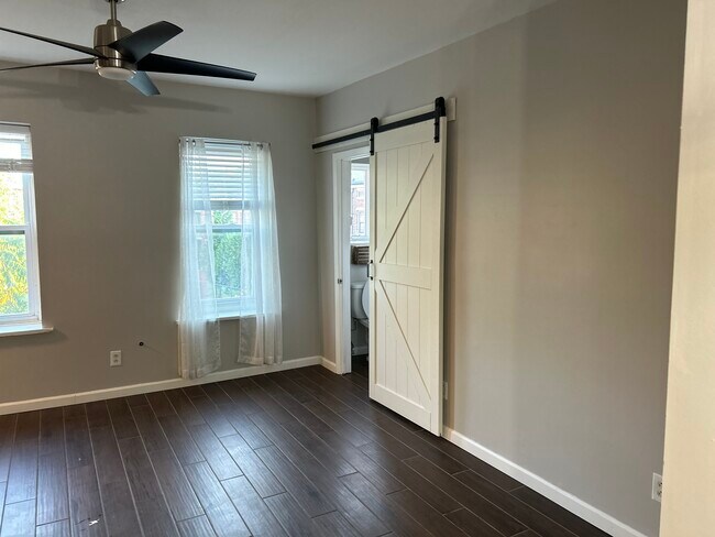 Building Photo - 2 School St