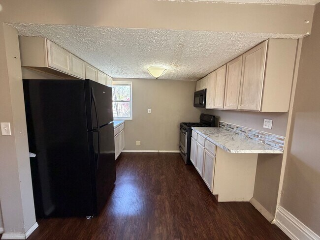 Building Photo - 421 Allyn St