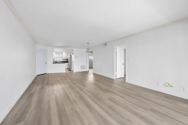 Building Photo - 501 Lake Shore Dr
