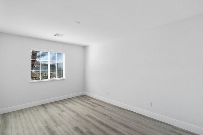 Building Photo - 4 bed, 2.5 bath single-story home in the g...