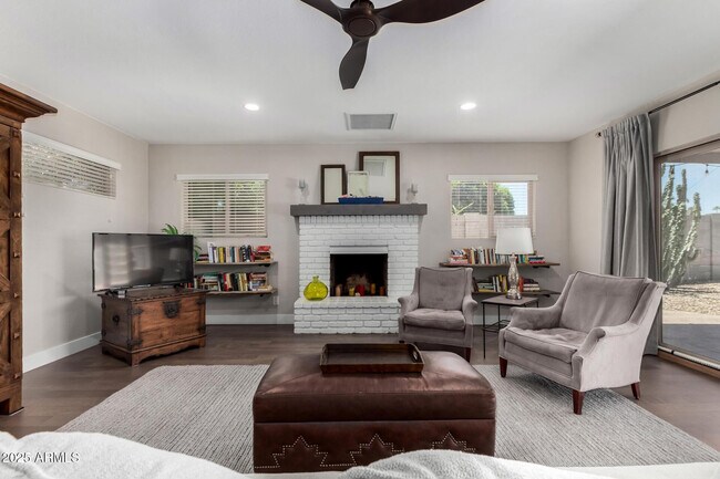 Building Photo - 6839 E Earll Dr