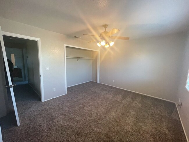 Building Photo - Completely Updated Roseville Townhouse available July 1st