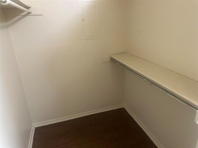 Building Photo - 6907 Woodhue Dr