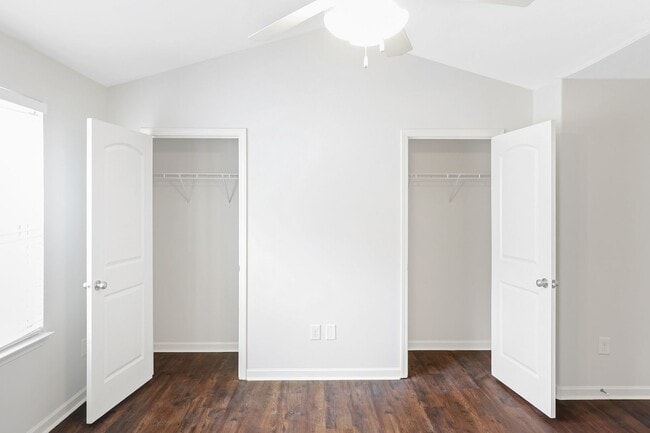 Building Photo - pdated 2BR/2.5BA Townhome with Private Fenced Patio