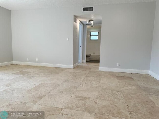 Building Photo - 717 Gardens Dr