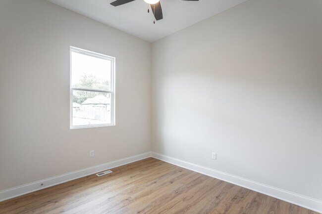 Building Photo - 2017 S Lyerly St