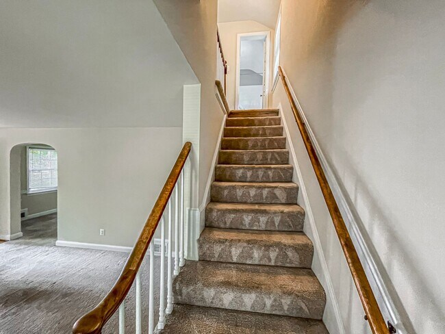 Building Photo - Classic 3 Bedroom 1.5 Bathroom Colonial In...
