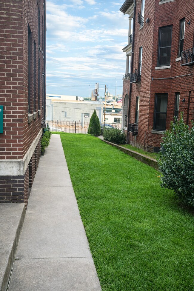 Building Photo - 209 W Fifth Ave